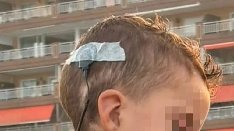 Una familia de Alhaurín el Grande pide ayuda para encontrar el implante coclear de su hijo