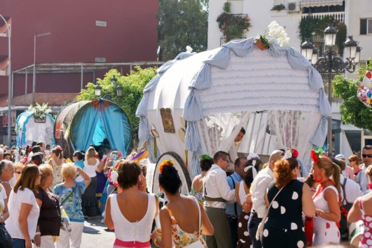 Torremolinos vuelve a caminar al ritmo de San Miguel: 54 carretas y miles de romeros llenan las calles