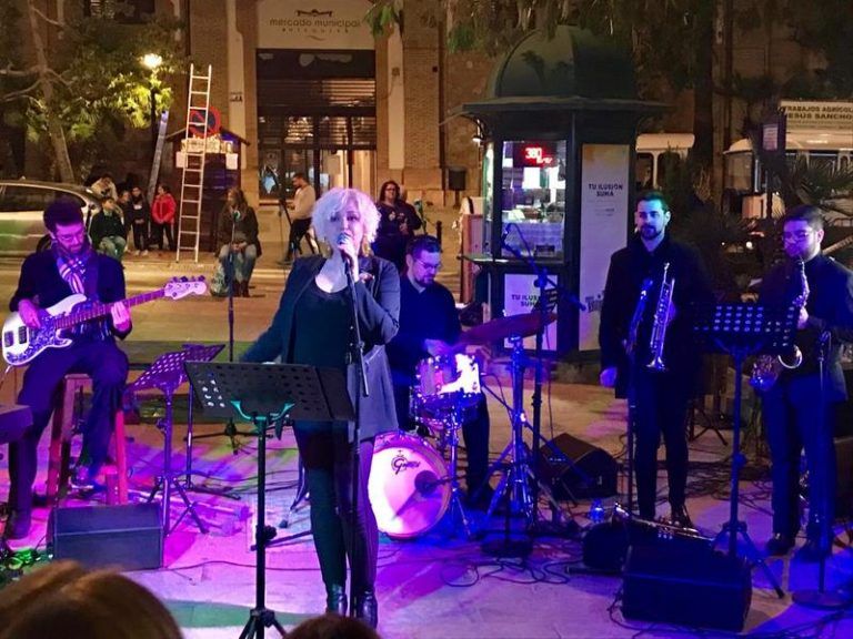 La EMMA muy activa esta semana participó en el alumbrado navideño