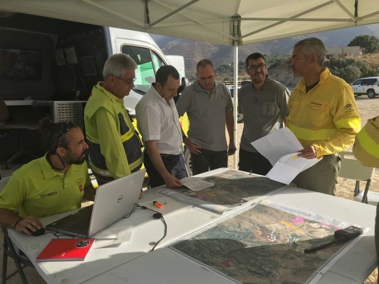 Regresan a sus casas las 50 personas desalojadas por el incendio forestal entre Casares y Estepona