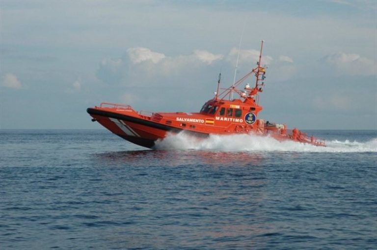 Rescatada una patera semihundida con varias personas y un cadáver en el mar de alborán
