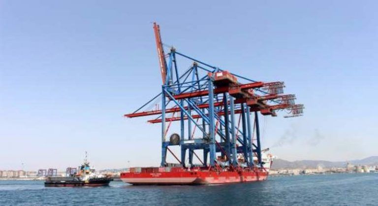 Llegan al puerto de Málaga las tres nuevas grúas de contenedores