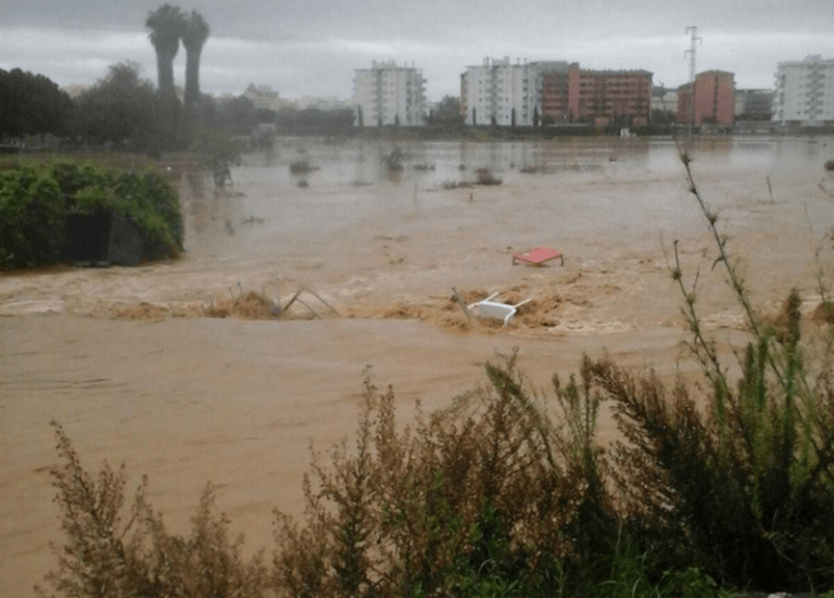 Las lluvias de Málaga se cobran una vida y se busca un británico desaparecido