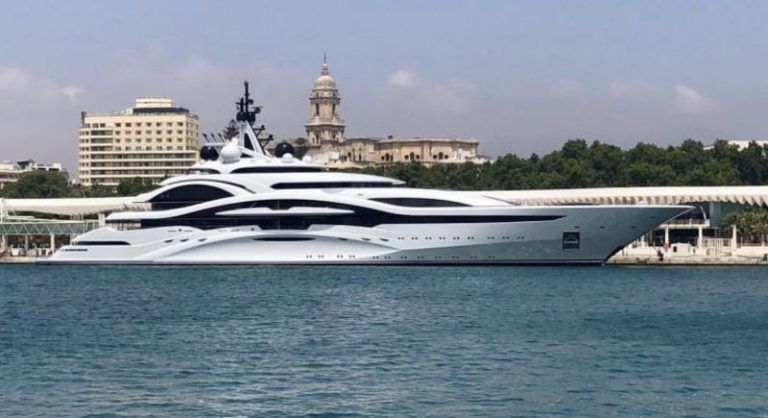 El nuevo superyate del emir de Catar llega al puerto
