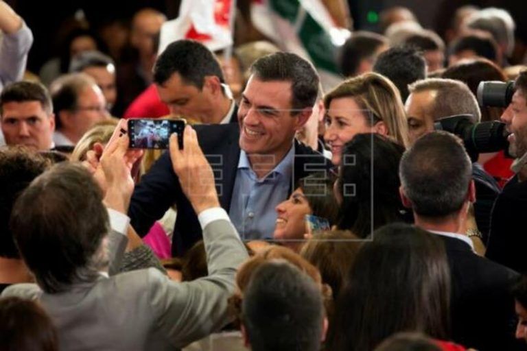 Sánchez pide en Málaga dar «una gran lección» a los del «bloque de la involución»